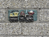906247 Afbeelding van een keramieken gevelsteentje met een treintje, in de gevel van cultureel centrum 'Oase' ...